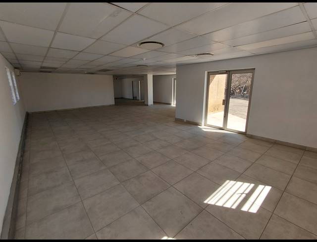 1,011M² OFFICE TO LET IN HALFWAY GARDENS